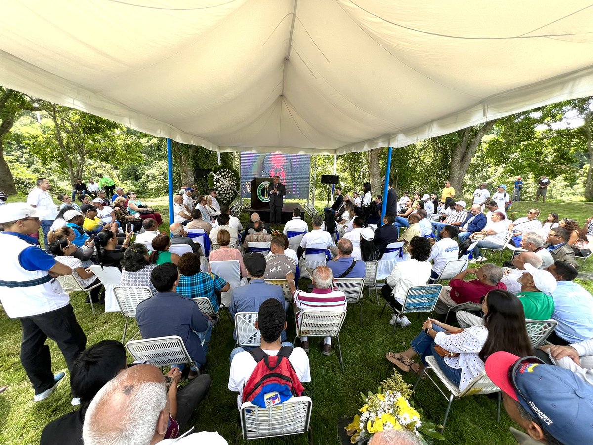 ADVenezuelaa's tweet photo. CEN #AcciónDemocrática con presencia del Secretario General Nacional @adbernabe y el candidato presidencial @Luisemartinezh, en el marco del natalicio de Carlos Andrés Pérez, rinde homenaje con una ofrenda floral en el Cementerio del Este, donde reposan los restos del presidente. https://t.co/gcBVt7X5Ma