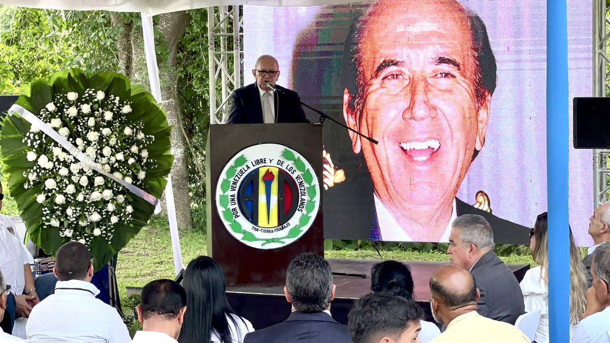 ADVenezuelaa's tweet photo. CEN #AcciónDemocrática con presencia del Secretario General Nacional @adbernabe y el candidato presidencial @Luisemartinezh, en el marco del natalicio de Carlos Andrés Pérez, rinde homenaje con una ofrenda floral en el Cementerio del Este, donde reposan los restos del presidente. https://t.co/gcBVt7X5Ma