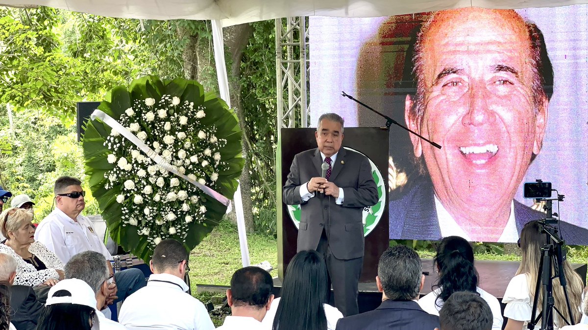 ADVenezuelaa's tweet photo. CEN #AcciónDemocrática con presencia del Secretario General Nacional @adbernabe y el candidato presidencial @Luisemartinezh, en el marco del natalicio de Carlos Andrés Pérez, rinde homenaje con una ofrenda floral en el Cementerio del Este, donde reposan los restos del presidente. https://t.co/gcBVt7X5Ma