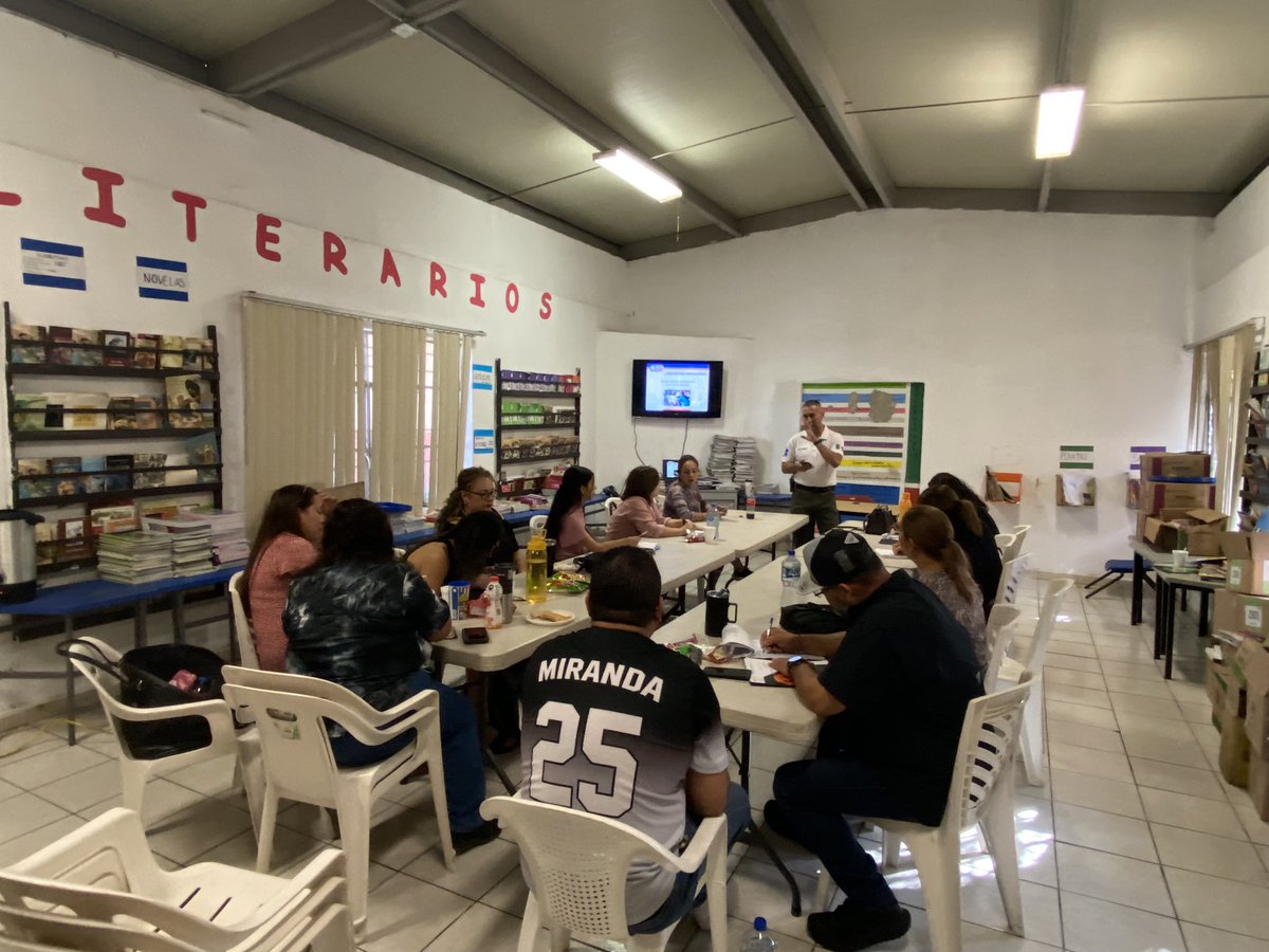 TrannyHector's tweet photo. La comisión operativa de movimientos ciudadano  dando curso de primero auxilios a la base docente .
  
Apoyando a todo el gremio docente no nomas  EE.
@BettyCotaPonce https://t.co/cYtSKiREcd