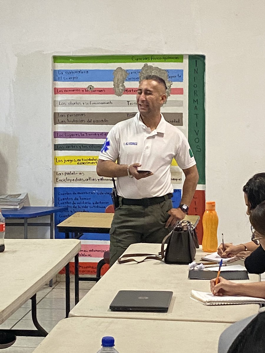 TrannyHector's tweet photo. La comisión operativa de movimientos ciudadano  dando curso de primero auxilios a la base docente .
  
Apoyando a todo el gremio docente no nomas  EE.
@BettyCotaPonce https://t.co/cYtSKiREcd