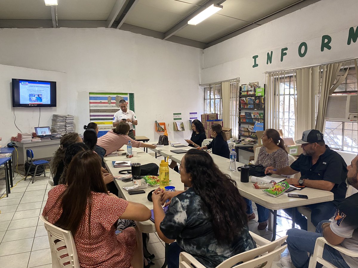 TrannyHector's tweet photo. La comisión operativa de movimientos ciudadano  dando curso de primero auxilios a la base docente .
  
Apoyando a todo el gremio docente no nomas  EE.
@BettyCotaPonce https://t.co/cYtSKiREcd