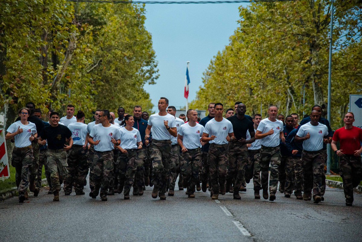 68eRAA_CDC's tweet photo. Belle séquence de cohésion ce matin au régiment autour d’une cause fédératrice #octobrerose. Ensemble, et grâce au soutien de notre partenaire @mutuelleuneo, participons à ce combat contre la maladie. Clôture de la cagnotte dans 4 jours! https://t.co/rx4TIKMNMO https://t.co/sbIP3l4Yuo