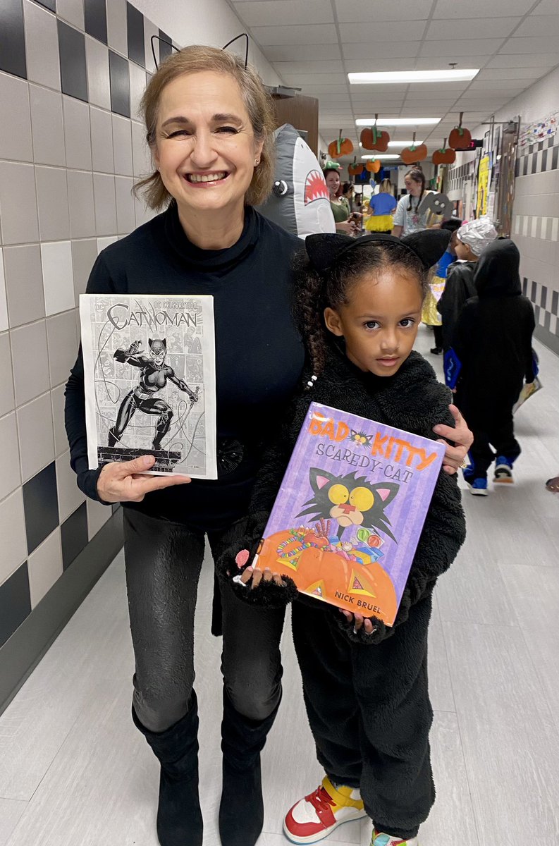 joyceamery's tweet photo. CatWoman happy to meet her distant cousins, #SplattheCat and #BadKitty on the #BookParade walk today. #DESisBEST 🐬 https://t.co/vIRifbVpCr