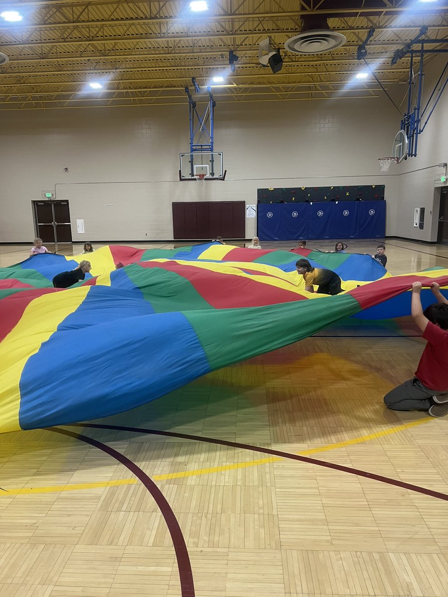 briartepp2's tweet photo. One of every students core memories from PE is using the parachute. For bonus PE this week the parachute was brought out. Had a brave student suggest having dance party under parachute. Some brave students showed us their dance moves! So proud of you all! 💚 https://t.co/MHGs593JFg