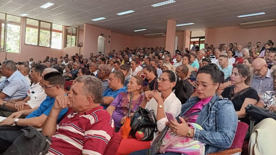 MirMarbelis's tweet photo. Intercambian las máximas autoridades del Partido y Gobierno en #LasTunas con profesores, trabajadores y estudiantes de la universidad de Las Tunas  #ULT #UnidosXCuba #UnidosConstruimosCuba @RenGallego3 https://t.co/XMx43z2aIm@JLJorgeLuisBrocheLorenzo https://t.co/1fMO5Koiys