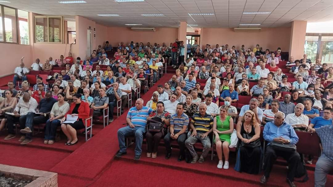 Intercambian las máximas autoridades del Partido y Gobierno en #LasTunas con profesores, trabajadores y estudiantes de la universidad de Las Tunas  #ULT #UnidosXCuba #UnidosConstruimosCuba <a href="/RenGallego3/">René Gallego</a>