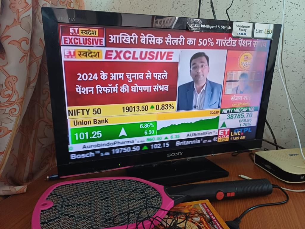 याद रहे OPS (Old Pension Scheme)के अलावा कुछ भी मंजूर नहीं..जैसे जैसे 5 राज्यो के चुनाव नजदीक आते जा रहे हैं वैसे वैसे NPS में 35%, 40%, 50% पेन्शन देने की खबरे आ रही हैं। कल हो सकता हैं 60% की भी खबर आ जाए।  यह 50% केवल एक धोका हैं, लॉलीपॉप हैं,इसे इस प्रकार समझिए-
➡️ये NPS की