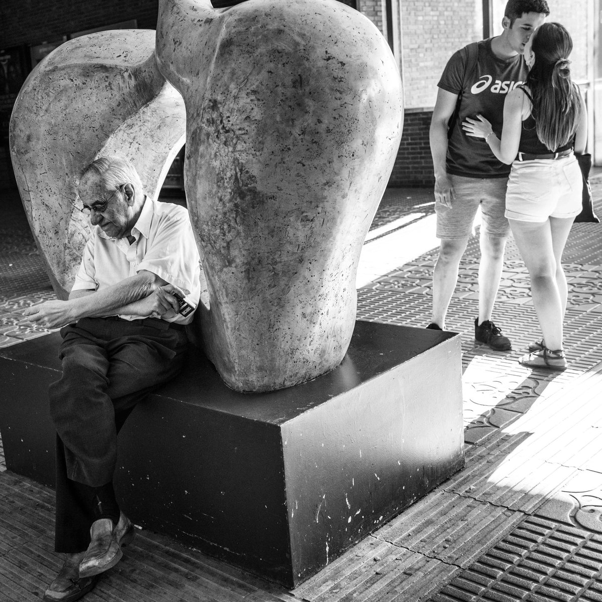 feedbackralf's tweet photo. There are things in life. It's hard to get away from them. 
Dear people, I wish you a nice weekend. 🎈

#streetphotography
#allyouneedislove https://t.co/aSLHaqcZ0i
