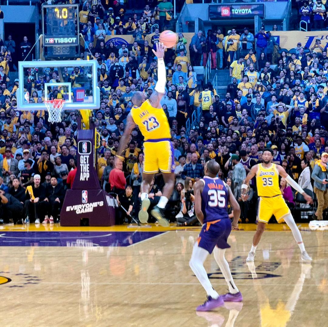 bballalinstante's tweet photo. He visto esta foto como 20 veces y aΓΊn sigo pensando que es falsa.π€―
.
.
.
#NBA #Basketball #Baloncesto #NBAOpeningWeek #LeBronJames #KingJames #LBJ #LosAngelesLakers #LAL https://t.co/ryssJAuJ6O