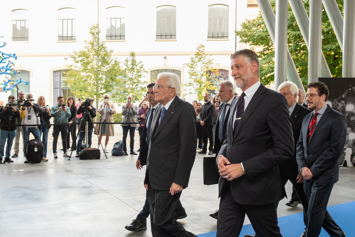 Alla presenza del Presidente della Repubblica Sergio Mattarella oggi abbiamo inaugurato l’opera "Non uccidere" di Emilio Isgrò e Mario Botta dedicata ai 75 anni della Costituzione italiana, insieme al Ministro <a href="/g_sangiuliano/">Gennaro Sangiuliano</a> e al Presidente del MAXXI @a_g_giuli