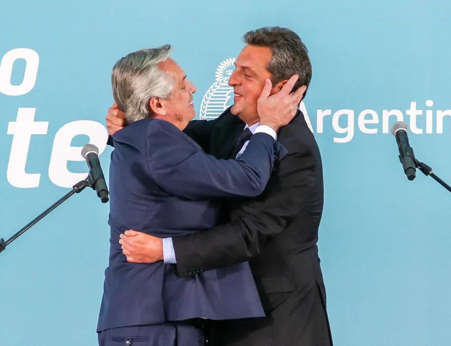 VickyVillarruel's tweet photo. Hoy se cumplen 4 años de la elección del peor gobierno de la historia. Inflación por las nubes, pobreza en todos lados. Jubilaciones miserables mientras CFK cobra millones por jubilación de privilegio. Miles de jóvenes que emigraron. Inseguridad. Y Massa la cara de esta tragedia candidato a presidente. Argentinos es continuidad o cambio. #LaLibertadAvanza