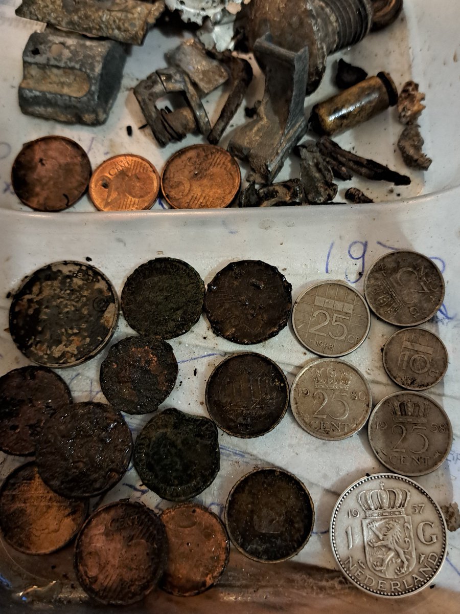 hot_website's tweet image. T gekke is het verschil in conditie tussen de #Guldens en overige munten zomer 2023 gevonden! Opvallend goede staat, terwijl de andere munten maar 10, 20 jaar oud zijn. Conclusie Gulden muntschat is nog maar recent op deze plek begraven (1 a 2 jaar mijn inschatting) #ZilverZoeken