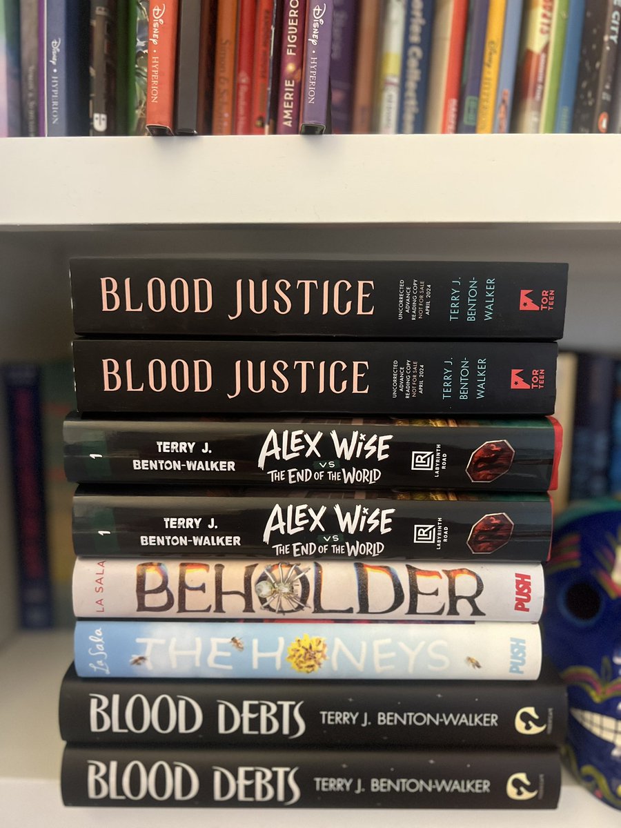 🚨GIVEAWAY PALOOZA HAS BEGUN! 

Follow me + RT to enter! (US only) 
Contest ends at 11:59:59PM on 11/3!! 

- 1 person will win a copy of Blood Debts (UK ed) &amp; an ARC of Blood Justice
- 1 person will win a copy of Alex Wise 
- 1 person will win a copy of The Honeys by Ryan La Sala