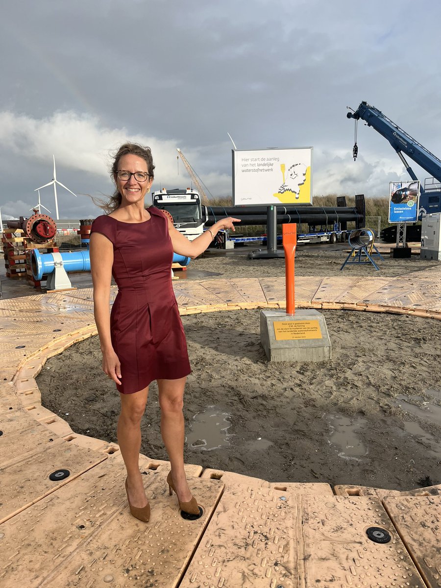 NienkeHoman's tweet photo. 🚜👷🏾‍♀️Construction of the nationwide Dutch #Hydrogen Network starts here 📍 and today ! Officially opened by the Dutch King Willem-Alexander , Minister @MinisterKenE and Han Fennema @Gasunie and only viewed by me but soooo proud on all the people that worked so hard on it  👍🏽💪🏽 💚 https://t.co/VRytLyeXP4