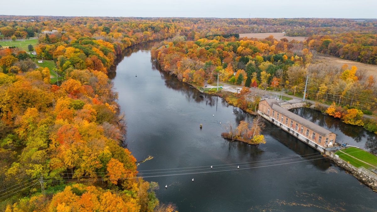 BenderDrone's tweet photo. The vibrant hues of autumn have arrived at the Buchanan Dam in Buchanan, Michigan, painting the banks of the St. Joseph River in peak fall foliage. #FallFoliage https://t.co/VwJNamGt2l