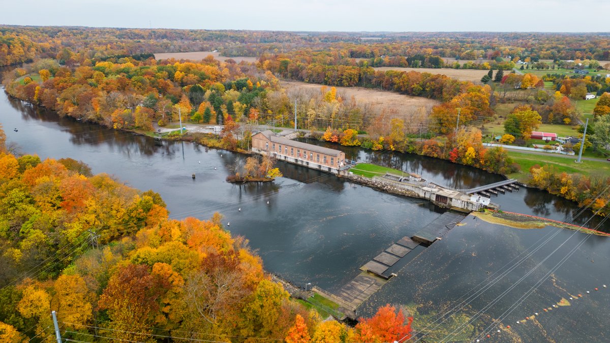 BenderDrone's tweet photo. The vibrant hues of autumn have arrived at the Buchanan Dam in Buchanan, Michigan, painting the banks of the St. Joseph River in peak fall foliage. #FallFoliage https://t.co/VwJNamGt2l