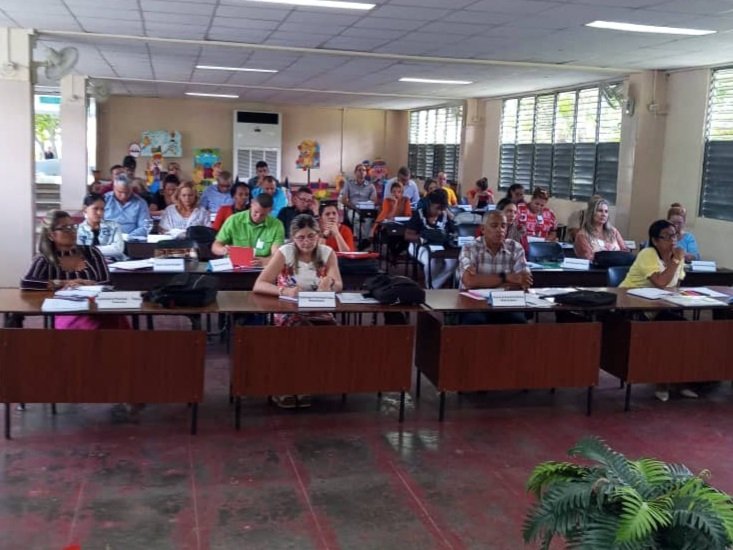 leonar2tam's tweet photo. Se desarrolla en Bayamo #ProvinciaGranma reunión con directores municipales de Educación. #CubaEduca https://t.co/2On2nAsEFw