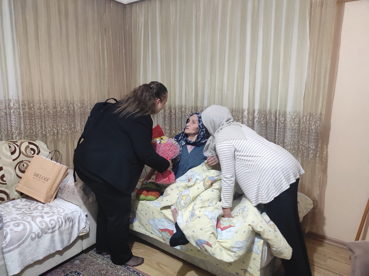 Kaymakamımız Sn. Uğur TURAN,
İlçe Nüfus Müdürümüz Sn. Bahar YILDIRIM ile birlikte, Cumhuriyetimizin asırlık tanığı değerli büyüğümüz Sn. Sayyare ERTÜRK ve ailesini ziyaret edip hal ve hatırını sorarak değerli teyzemizin ellerinden öptü.