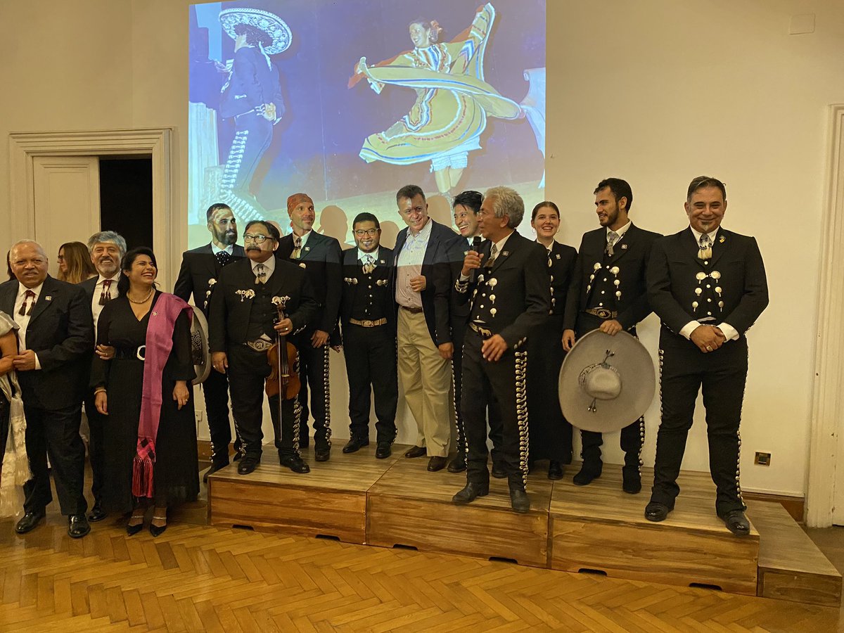 cgarciadealba's tweet photo. Una vida promoviendo la Cultura musical tradicional de México. Gracias al extraordinario Mariachi @Romatitlan por 40 años de trabajo esforzado y exitoso. Son los pioneros en #ITA y un referente esencial. Recuerdo como querido amigo a su fundador “Mimmo”,una leyenda! @EmbaMexIta https://t.co/L7ZZFhe1eU