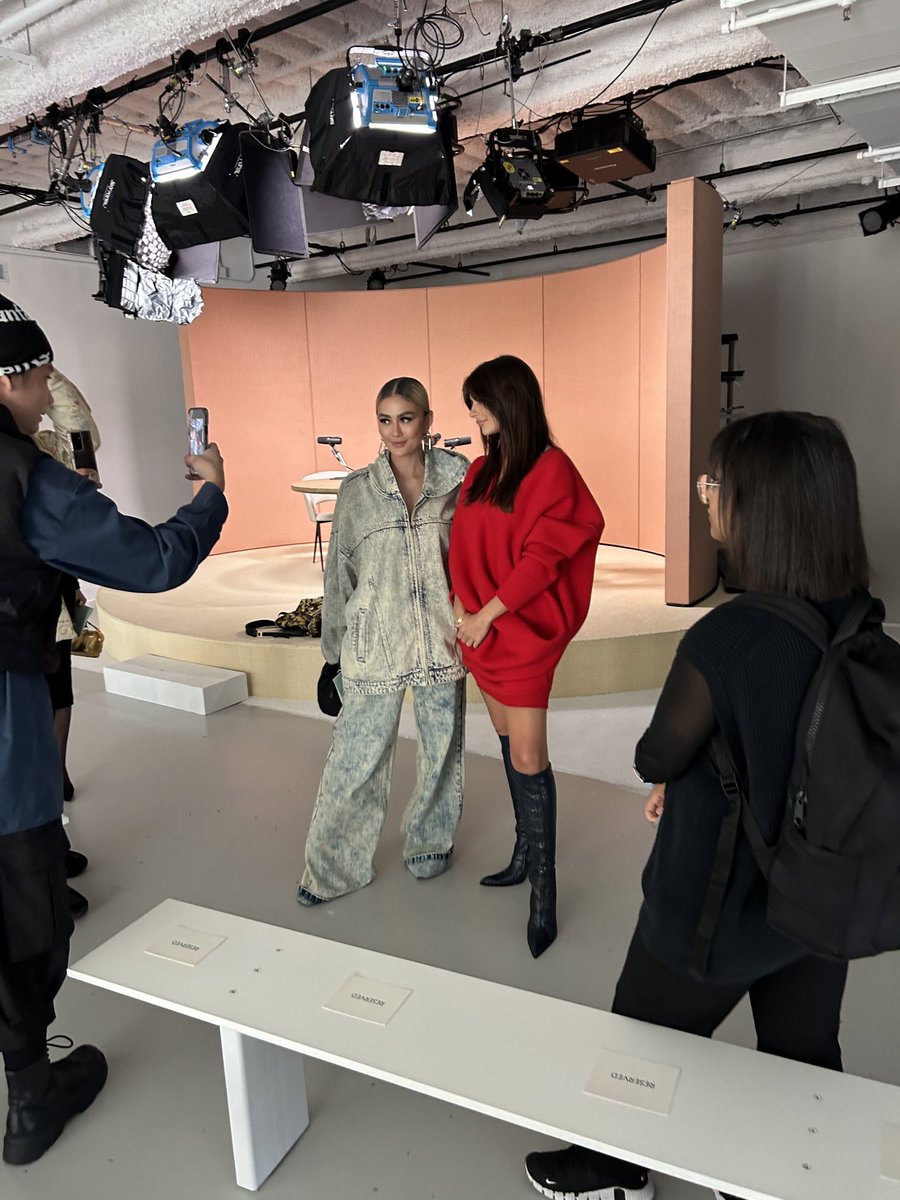 AGNEZxMO's tweet photo. Agnez Mo and Emily Ratajkowski looking so pretty 😍😍. I spotted a podcast set in the back and the fact emrate had a High Low Podcast. Coincidence? @agnezmo @emrata https://t.co/bhaTCfAnnE