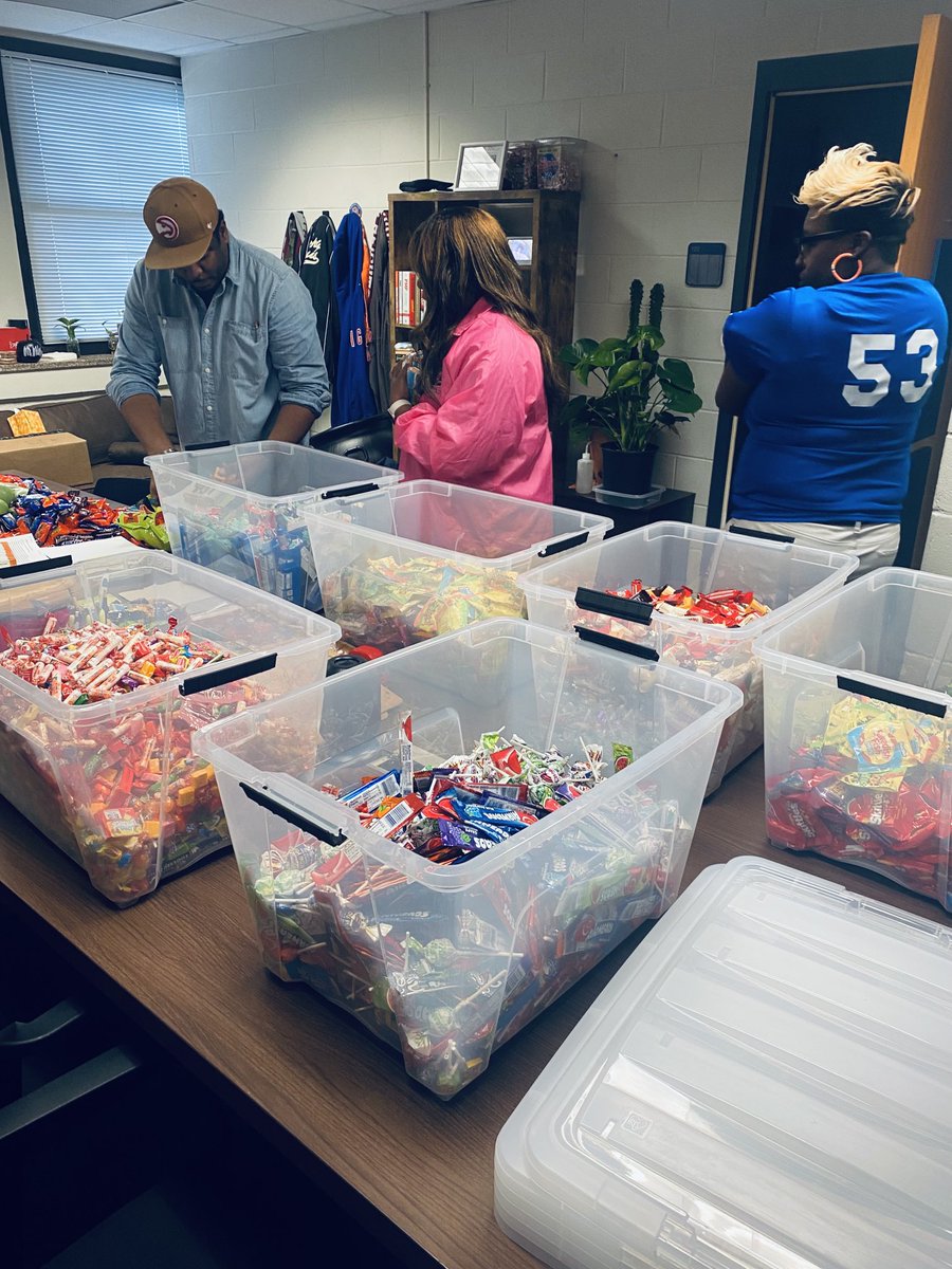 drdantzlerATL's tweet photo. Trunk or treat prep begins! 🎃🎃🎃🍭🍭🍬🍬👻👻👻 ⁦@SlaterPBSA⁩ ⁦@SlaterSecretary⁩ ⁦@Andrea_N_edu⁩ ⁦@apmoultrie⁩ ⁦@JovanDM⁩ https://t.co/v69NADlfy8