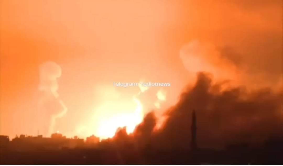 قطع الانترنت بشكل كامل عن غزة، حتى يتسنى للمجرمين إبادة سكان غزة بشكل جماعي..

يا ناس يا عالم إبادة جماعية
الصورة من خارج غزة للقصف حاليا على غزة
لا حول ولا قوة الا بالله

#Gazabombing
#غزه_تقاوم
#غزة_تستغيث