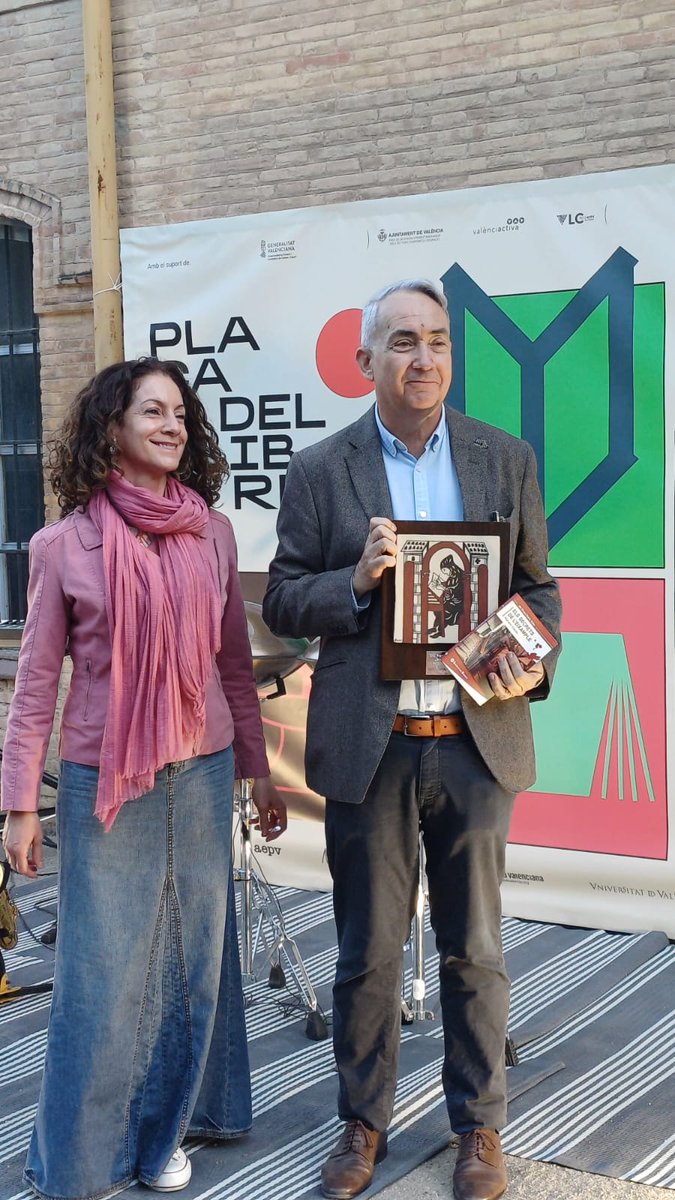 BullentEdicions's tweet photo. A la @placadelllibre els bibliotecaris premien "Els secrets de l'Eixample", de @marianocasasvlc amb el #PremiSamaruc al millor llibre juvenil. Moltes gràcies!
@cobdcv https://t.co/HL92YJLzef