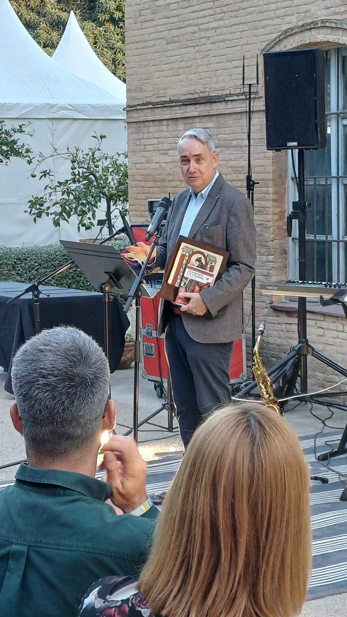 BullentEdicions's tweet photo. A la @placadelllibre els bibliotecaris premien "Els secrets de l'Eixample", de @marianocasasvlc amb el #PremiSamaruc al millor llibre juvenil. Moltes gràcies!
@cobdcv https://t.co/HL92YJLzef