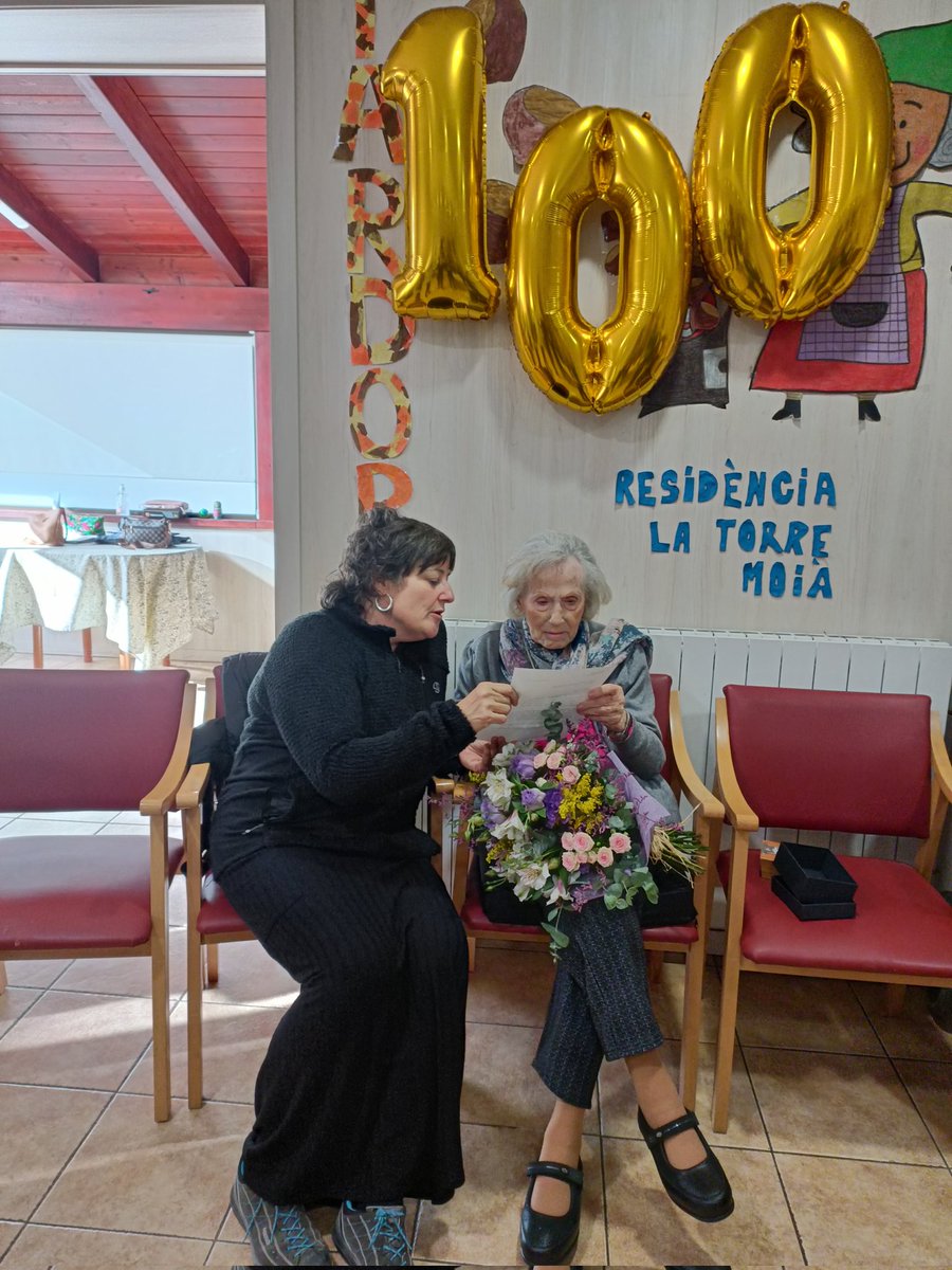 AjMoia's tweet photo. 🎂 Avui hem visitat la Rosa Planas que ha complert 💯 anys
🥇 L'alcalde de @AjMoia i la Rosa Soler de @dsocialscat li han lliurat la medalla centenària de @gencat i també l'han obsequiat amb un ram de flors
👏👏 Per molt anys Rosa i família!
#100anys #gentgran #arbrefruiter https://t.co/zfyE30EQnV