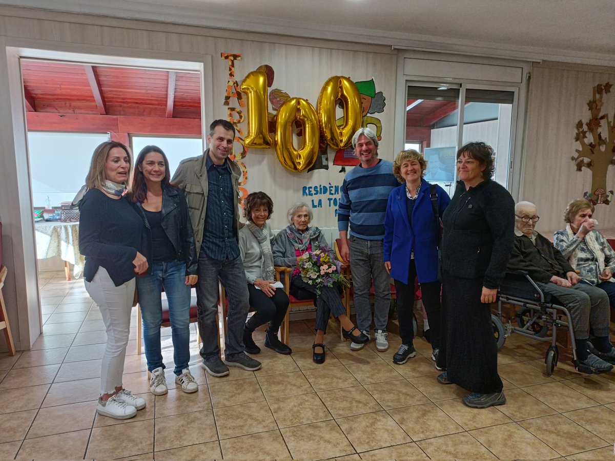 AjMoia's tweet photo. 🎂 Avui hem visitat la Rosa Planas que ha complert 💯 anys
🥇 L'alcalde de @AjMoia i la Rosa Soler de @dsocialscat li han lliurat la medalla centenària de @gencat i també l'han obsequiat amb un ram de flors
👏👏 Per molt anys Rosa i família!
#100anys #gentgran #arbrefruiter https://t.co/zfyE30EQnV
