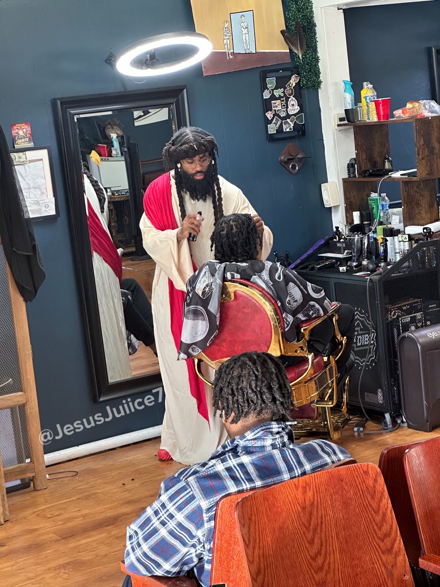 JesusJuiice7's tweet photo. Jesus really out here blessing the people🙏🏽

#halloween #Jesus #Viral https://t.co/NHunzZUQ72