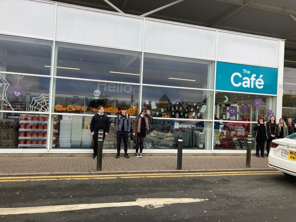 dept_art's tweet photo. π¨ππ»We are so proud of our S6 Pupils Millie&Eve who unveiled their Halloween window mural todayπ¨ππ»Millie&Eve networked with Tesco recently to complete this fantastic community project.Mrs J attended the unveiling with some seniors.
#ArtistsoftheWeek #celebratingsuccess https://t.co/v7LYZ21eR6