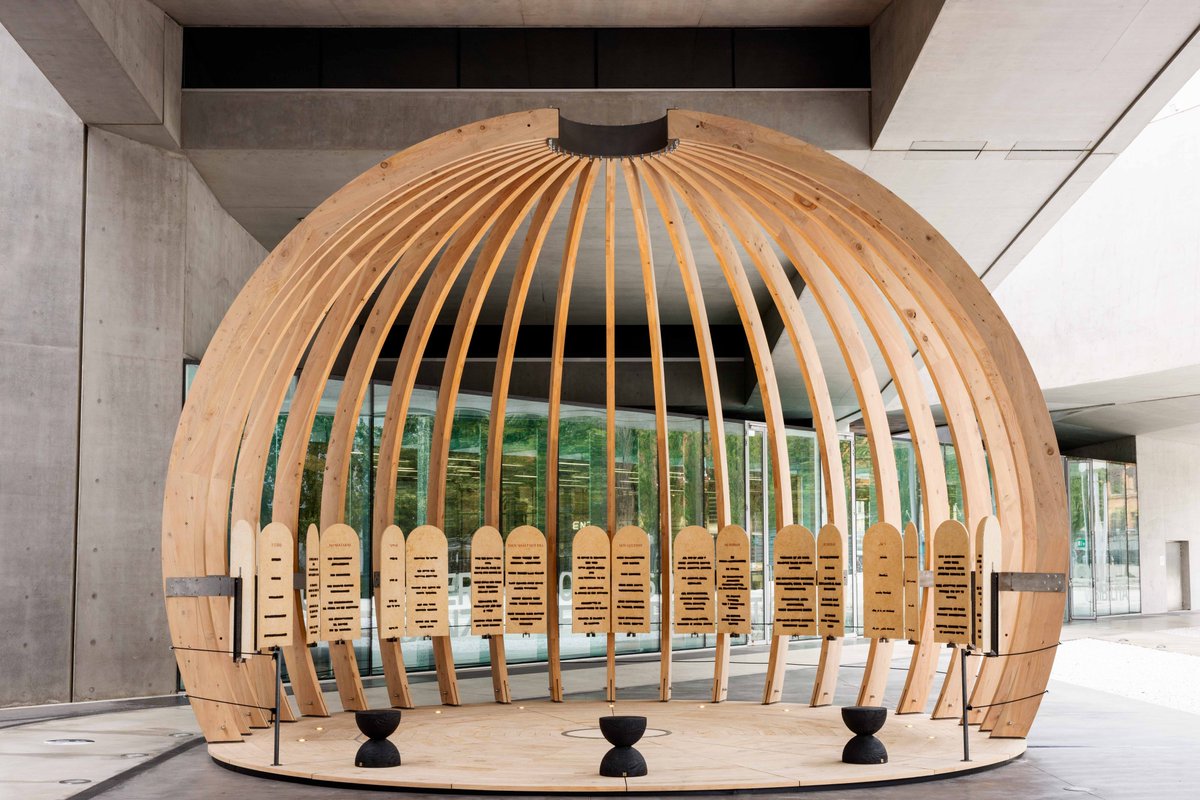 «Con l’opera presentata al MAXXI, Isgrò e Botta vogliono provocarci sull’insensatezza della guerra [...] con l’auspicio che il loro capolavoro confermi in tutti noi l’orgoglio della nostra grande Costituzione e dei suoi principi» <a href="/g_sangiuliano/">Gennaro Sangiuliano</a>