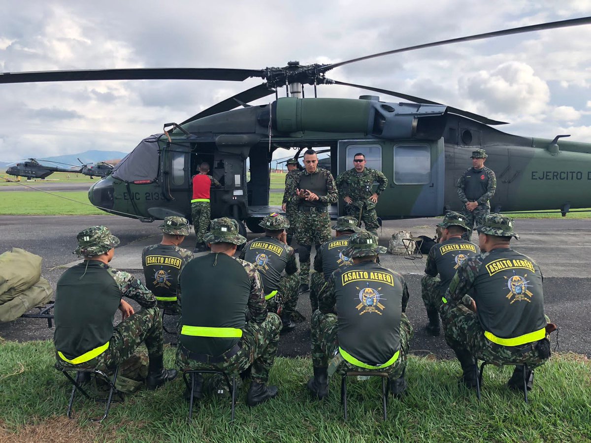 Ejercito_Davaa's tweet photo. Como parte del fortalecimiento de sus capacidades y destrezas los alumnos de la Escuela de Asalto Aéreo #ESASA, en #Tolemaida, recibieron instrucción del Batallón de Aviación N.°2 en acondicionamiento de una aeronave para operaciones de asalto aéreo.
#PatriaHonorLealtad https://t.co/hkkveDV7zs