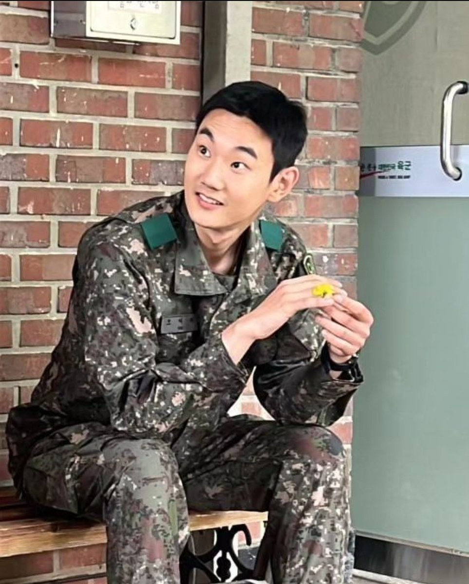 Home_5_'s tweet photo. 꽃만 보이면 반지만드는게 개귀여워 https://t.co/KU5IBNk4Tn