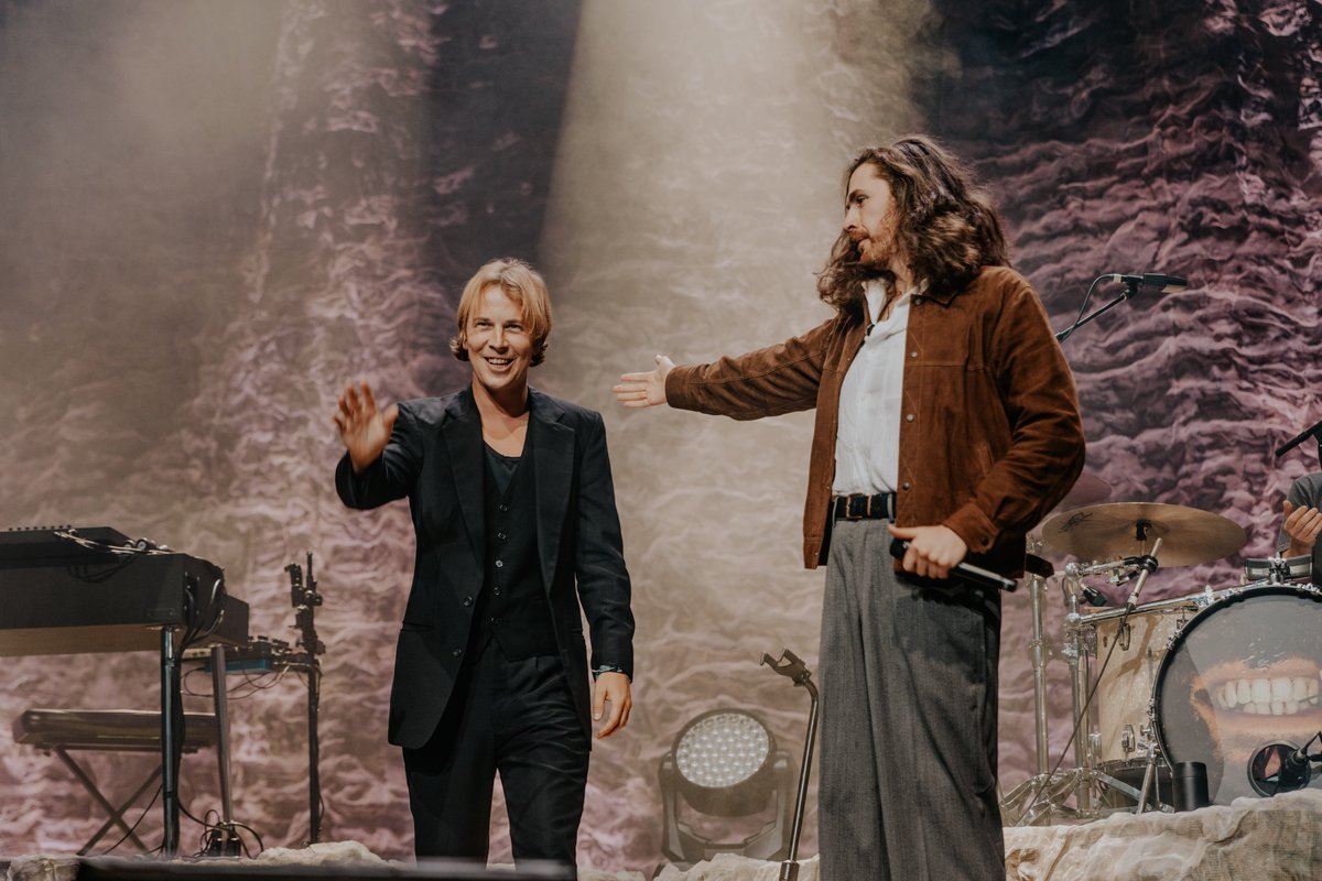 Hozier's tweet photo. Portland, I love it here. Thank you for your incredible support and a massive thank you to the wonderful #TomOdell for joining us in singing his beautiful song, Another Love. That was such a treat.

📸 @ruthlessimagery | @Ciara606 https://t.co/9ICAnApZng