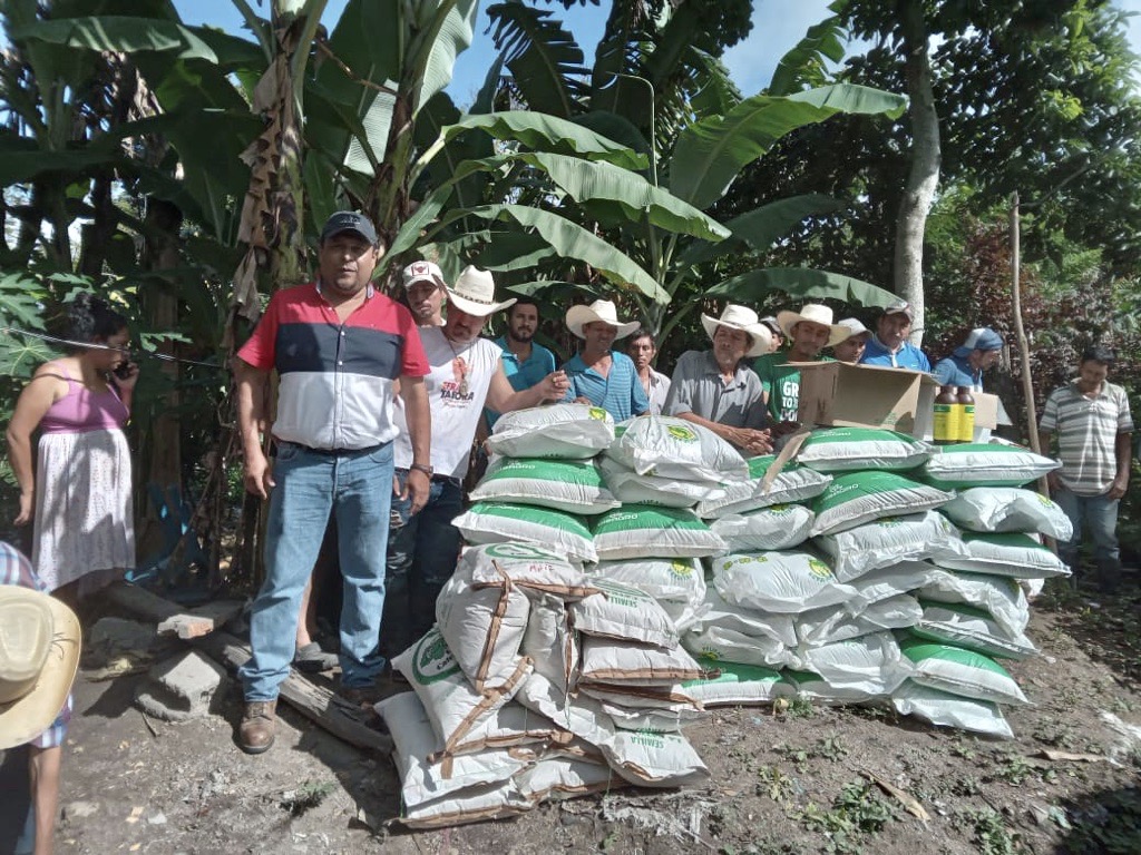 FAOHonduras's tweet photo. 📍Copán
550 hogares de Santa Rita, Florida, San Antonio y Cabañas se benefician con paquetes agrícolas (fertilizantes, semillas de maíz 🌽 y frijol 🫘), como acción de recuperación temprana de medios de vida que realiza #FAOHN Emergencias, @saghonduras @CopecoHonduras1 y #OCDIH. https://t.co/vXM7l1Qt5S