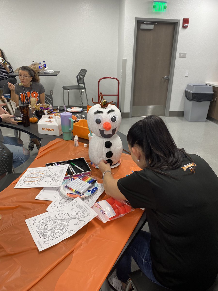 WestBoyntonMS's tweet photo. Stinger Staff Pumpkin Painting Wellness Activity! @JoePeccia @SDPBCwellness @FFelsen_AP https://t.co/n69axK18cO