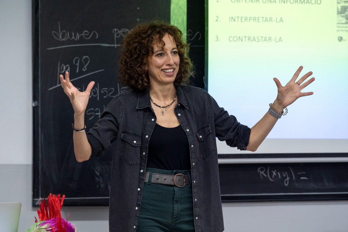 _rosarubio's tweet photo. M’heu fet gaudir molt 2n i 3r d’ESO de #SantJaumeLesHeures. Gràcies pel vostre interés i participació. Espero que a partir d’avui sigueu més crítics i més lliures. Jornada de formació en desinformació i periodisme #PremsaEscoles @periodistes_cat @ComissioEuropea https://t.co/gHT6UWHHcz