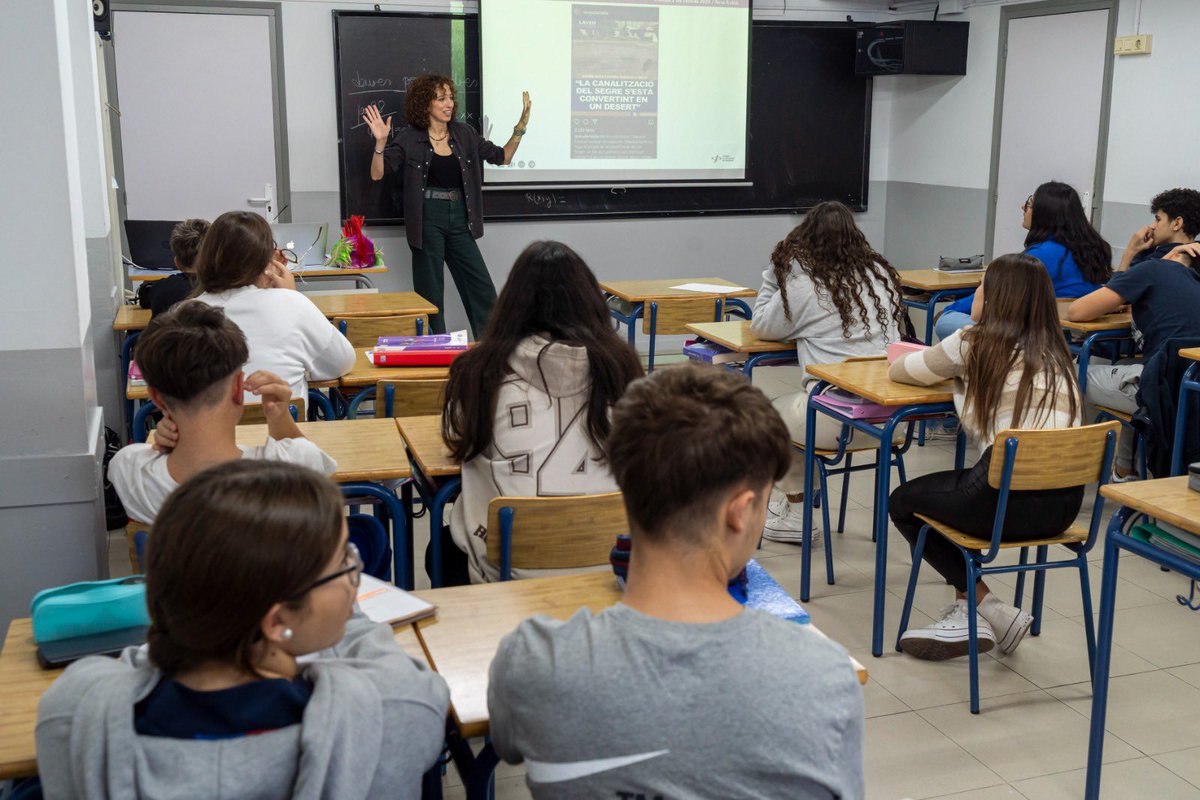 _rosarubio's tweet photo. M’heu fet gaudir molt 2n i 3r d’ESO de #SantJaumeLesHeures. Gràcies pel vostre interés i participació. Espero que a partir d’avui sigueu més crítics i més lliures. Jornada de formació en desinformació i periodisme #PremsaEscoles @periodistes_cat @ComissioEuropea https://t.co/gHT6UWHHcz