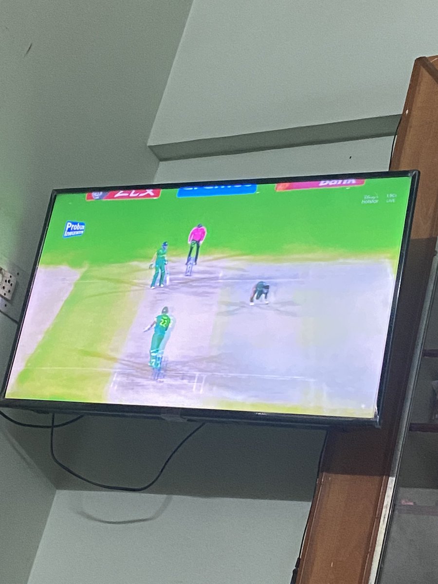 aarthee10's tweet photo. What a catch it is .. 

Pakisthan one more inch towards victory..

#PAKvSA https://t.co/w320cAJNAF