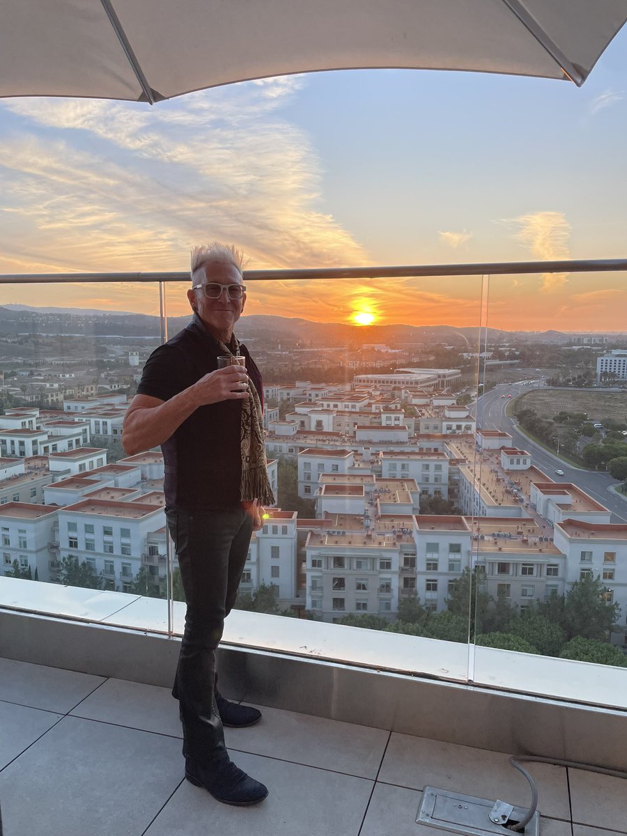 Rooftop bar after speaking for #ingrammicro with #claseazulanejo. Life is good! 🌞

#ExistLoudly 🤟

#keynotespeaker #drummer #lifeisgood #markschulman