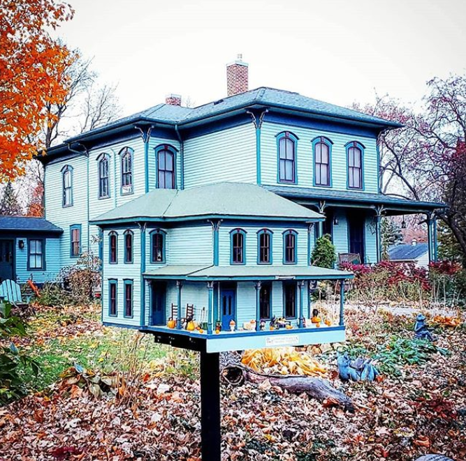 LtlFreeLibrary's tweet photo. The Library of the Day is Little Free Library #92160 in Northfield, MN! This gorgeous library is a replica of the farmhouse behind it, originally built in 1883 by New England settlers! Find it on our world map: https://t.co/yxuCBHOCOB https://t.co/dEralIDFKH