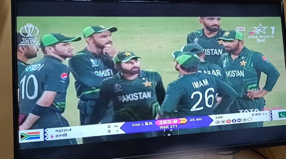 CricketBuzz299's tweet photo. South Africa has completely doing non-sense.. Umpires has saved SA this time
Let's do it #SouthAfrica .. Just 8 runs to go
#PAKvsSA 
#PAKvSA 
#BabarAzam 
#Cricket https://t.co/9oqhfheb3R