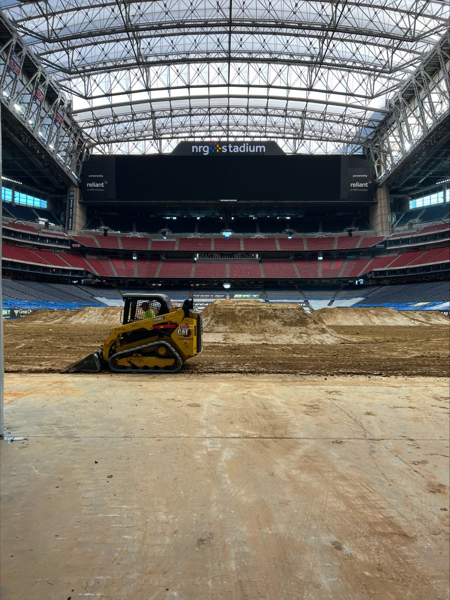 Mustang Cat tweet media