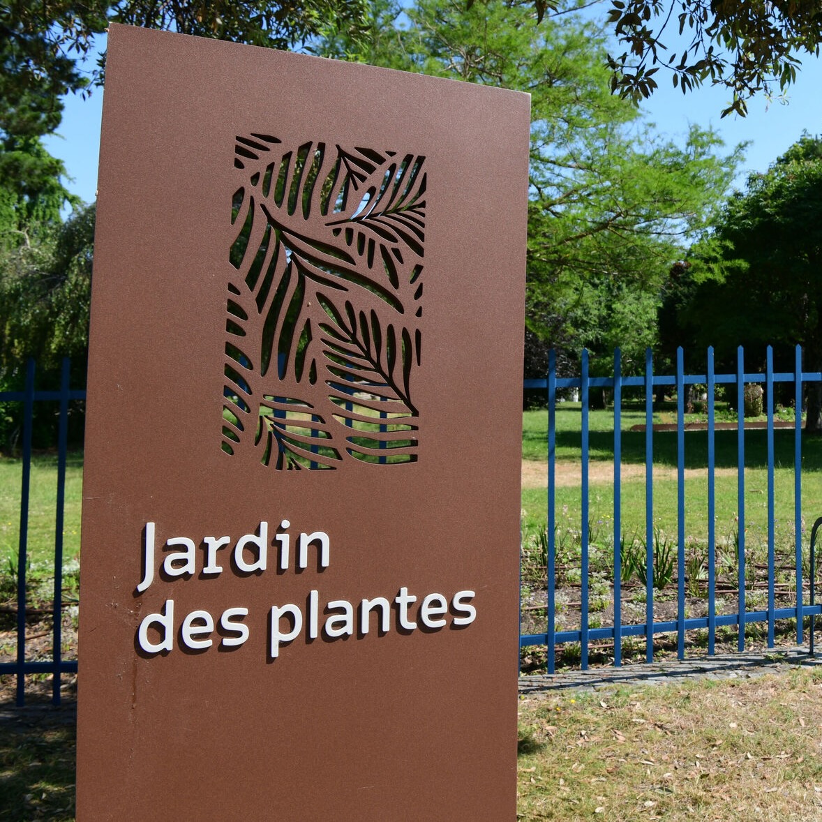 En raison des intempéries annoncées pour ce week-end , le jardin des plantes de #SaintNazaire fermera ses portes samedi 28 octobre à midi et rouvrira seulement lundi à 8h. A Méan-Penhoët des batardeaux ont été installés sur la digue et resteront jusqu'à lundi dans la matinée.