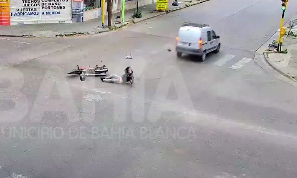 labrujula24's tweet photo. Impactante accidente en el centro de Bahía https://t.co/tfpsomYbLF #accidente #CEUM #choque #locales #tránsito https://t.co/2c7GEWcSii