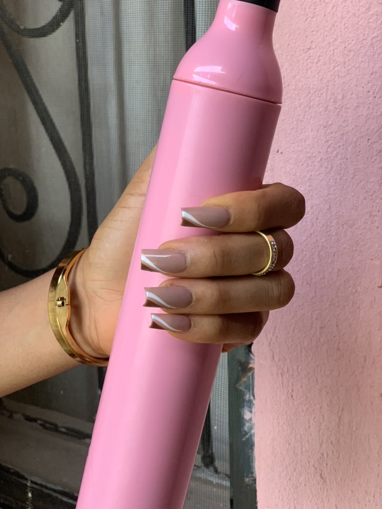 adagaejemba's tweet image. Talk to the hand, because the face ain&apos;t listening.😙

#handmodel #hands