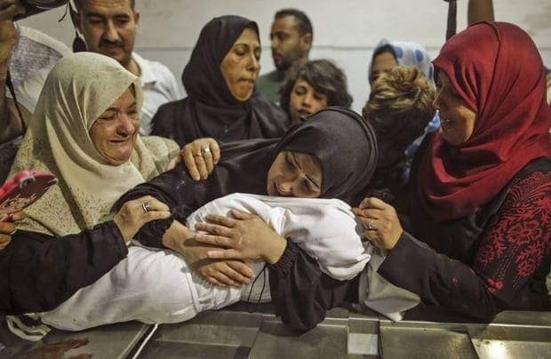 En año y miedo de COVID19 (agosto 2021) autoridades sanitarias palestinas confirmaron 3.891 muertes por el virus. En 20 días de ataques de Israel a Gaza informan de 7320 muertes, 3038 niños. Israel es la epidemia de Palestina y la pandemia de Oriente Medio y el mundo